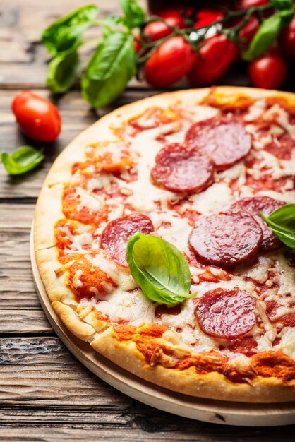 Pizza italiana com tomate e salame