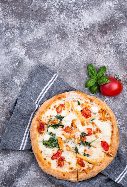 Pizza italiana com tomate, mussarela e frango