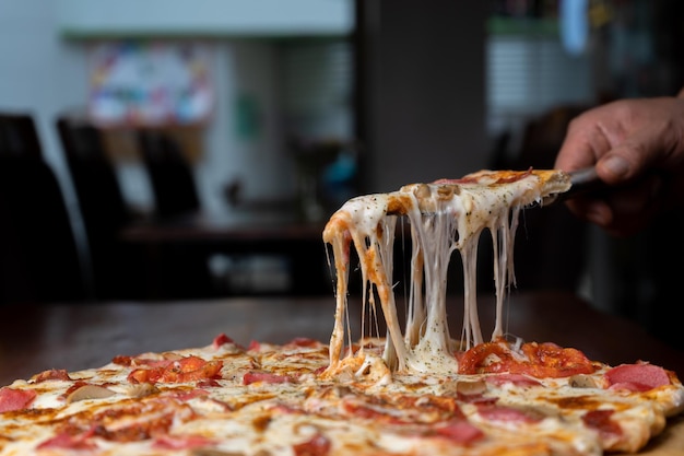 Pizza Italiana con queso mosarella y fondo oscuro