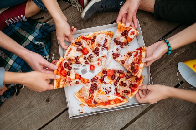 Pizza italiana. conceito de junk food. estilo de vida de alimentação saudável. peso corporal e condicionamento físico