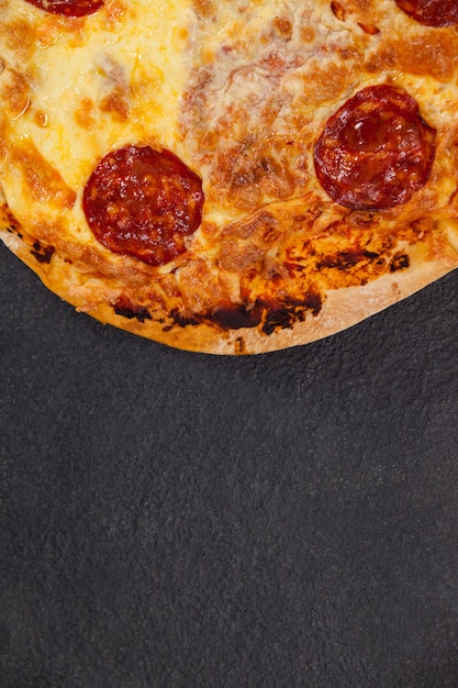 Pizza italiana deliciosa servida em fundo cinza