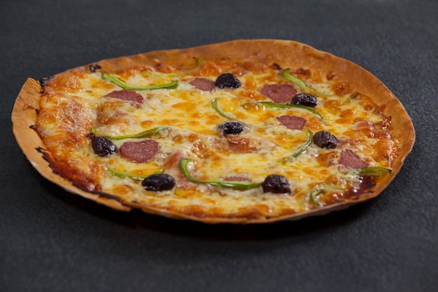 Pizza italiana deliciosa servida na bandeja de pizza