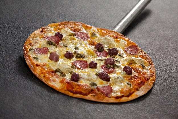 Pizza italiana deliciosa servida na casca de pizza