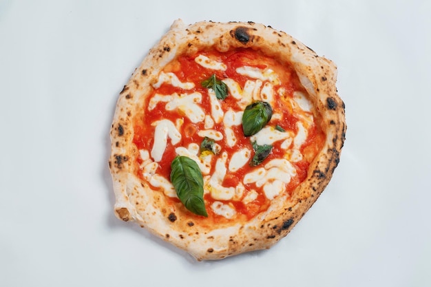 Pizza italiana em um fundo branco Vista superior
