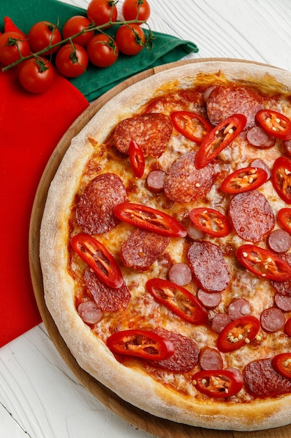 Pizza italiana em uma mesa de madeira branca