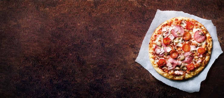Foto pizza italiana fresca com cogumelos presunto tomate queijo em papel de fundo fundo escuro copiar espaço feito em casa com amor entrega rápida receita e menu banner