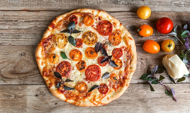 Foto pizza italiana fresca com tomate e mussarela