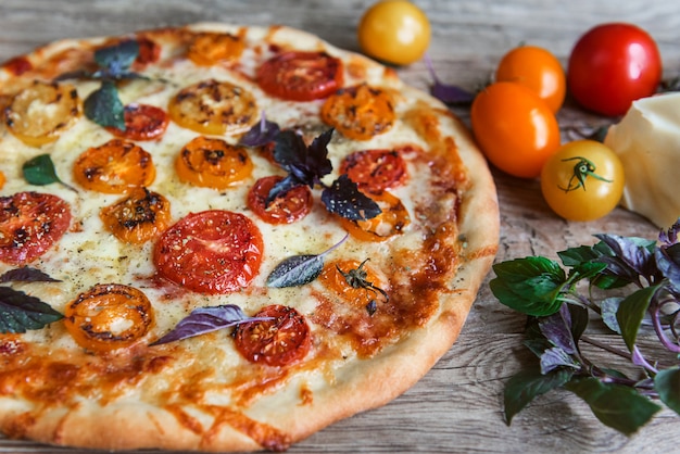 Foto pizza italiana fresca com tomate e mussarela