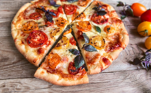 Pizza italiana fresca com tomate e mussarela