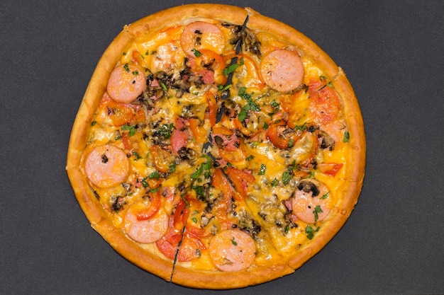 Pizza italiana fresca sobre un fondo negro