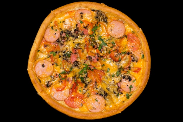 Pizza italiana fresca sobre un fondo negro