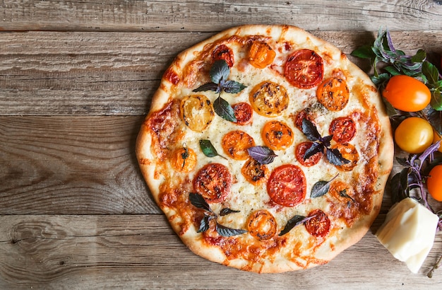 Pizza italiana fresca con tomate y mozzarella