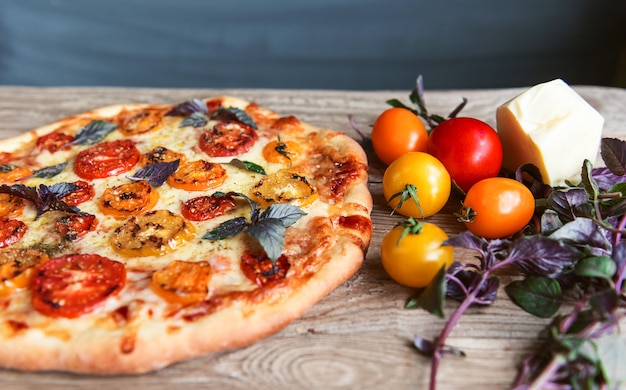 Pizza italiana fresca con tomate y mozzarella