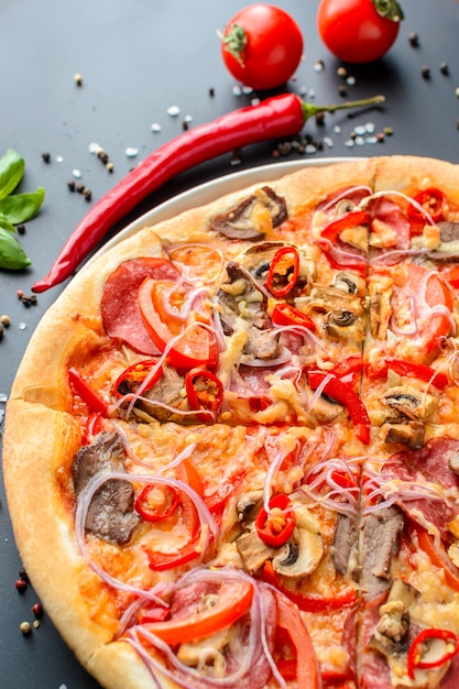 Pizza italiana con ingredientes sobre una superficie de madera, de cerca