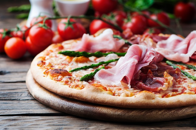 Pizza italiana con jamón y espárragos