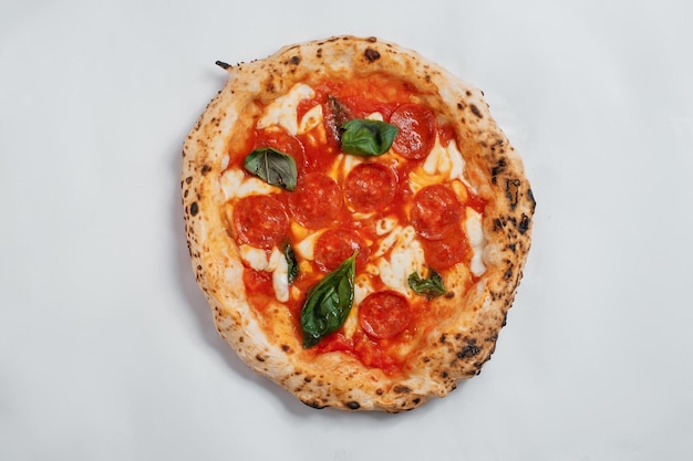 Pizza italiana Margarita em um fundo branco Vista superior