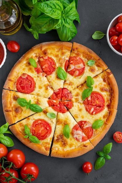 Pizza italiana Margarita ou margharita com molho de tomate, queijo mussarela e manjericão fresco