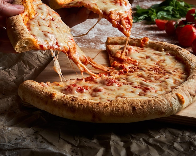 Pizza italiana margherita com queijo derretido