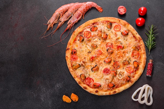 Pizza italiana de mariscos con camarones, calamares, mejillones, hierbas frescas y mozzarella