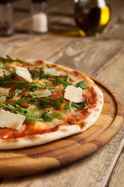 Pizza italiana en una mesa de madera.