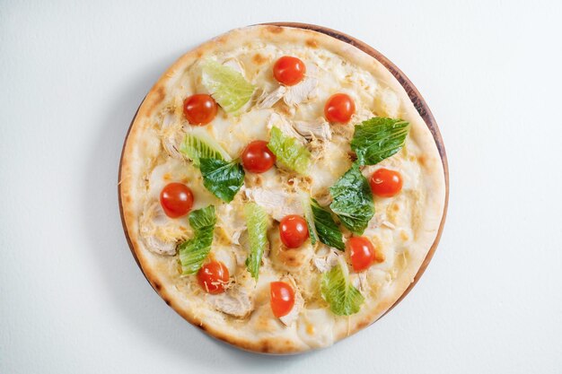 Pizza italiana misturada com salada caesar Conceito de culinária no estilo da cozinha italiana