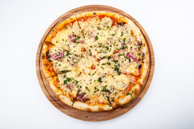 pizza italiana na prancha de madeira com fundo branco