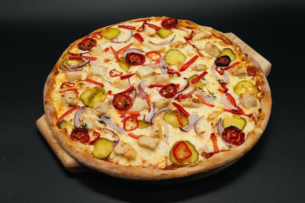 Pizza italiana picante com legumes e frango