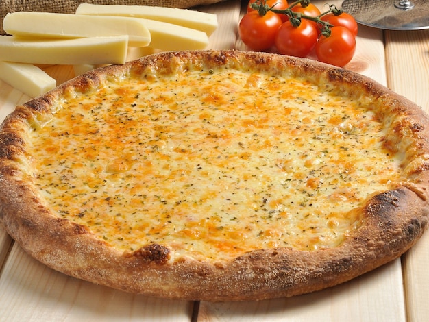 Pizza italiana quattro formaggio con cuatro tipos de queso