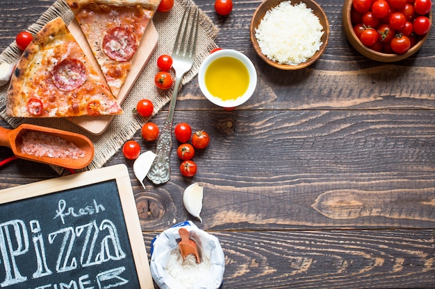 Pizza italiana quente em uma mesa de madeira rústica.