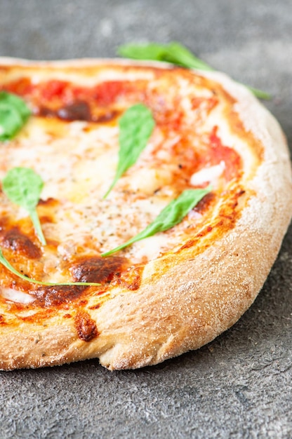 Pizza italiana recém-assada em um fundo cinza Fechar
