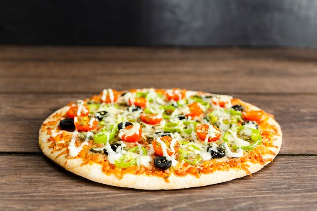 Foto pizza italiana redonda con cobertura