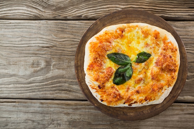 Pizza italiana, servida em uma bandeja de pizza