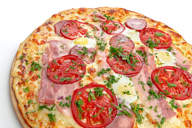 Pizza italiana sobre branco