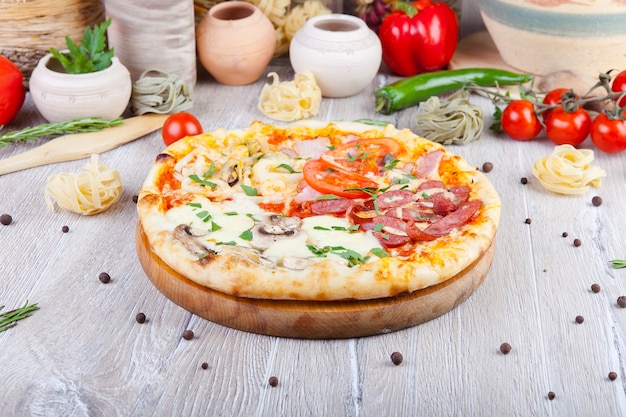 Pizza italiana sobre un fondo de madera con decoración alrededor