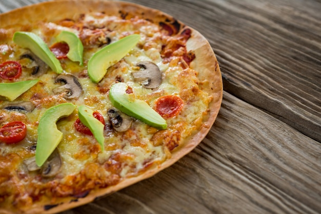 Pizza italiana en un tablón de madera