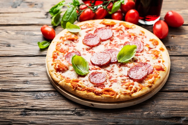 Pizza italiana con tomate y salami