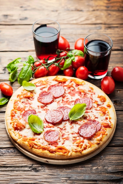 Pizza italiana con tomate y salami