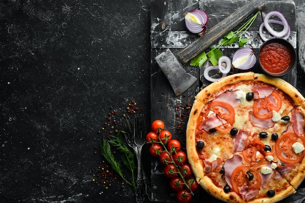 Pizza italiana con tomates, tocino y aceitunas Vista superior Espacio libre para el texto