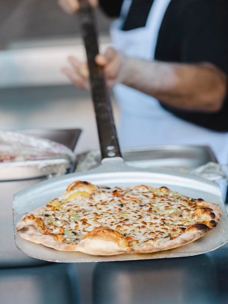 Pizza italiana tradicional caliente y fresca recién salida del horno