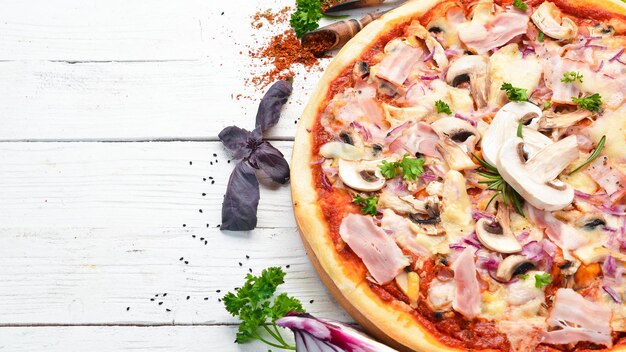 Pizza italiana tradicional con champiñones y tocino Vista superior espacio libre para su texto Estilo rústico