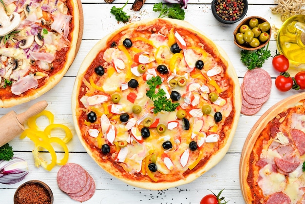 Pizza italiana tradicional com palitos de caranguejo e azeitonas vista superior espaço livre para o seu texto estilo rústico