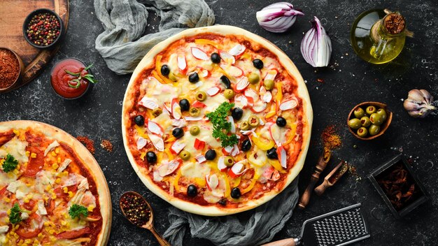 Pizza italiana tradicional con palitos de cangrejo y aceitunas Vista superior espacio libre para el texto Estilo rústico