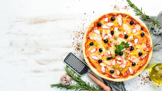 Pizza italiana tradicional con palitos de cangrejo y aceitunas Vista superior espacio libre para el texto Estilo rústico