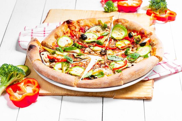 Pizza italiana vegana fresca con verduras frescas foto de comida de concepto ligero