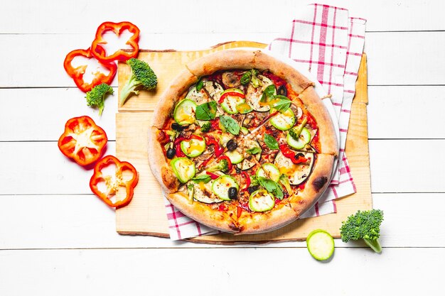 Pizza italiana vegana fresca con verduras frescas