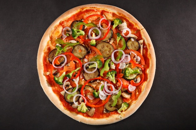 Pizza italiana vegetariana com pimenta, berinjela e brócolis