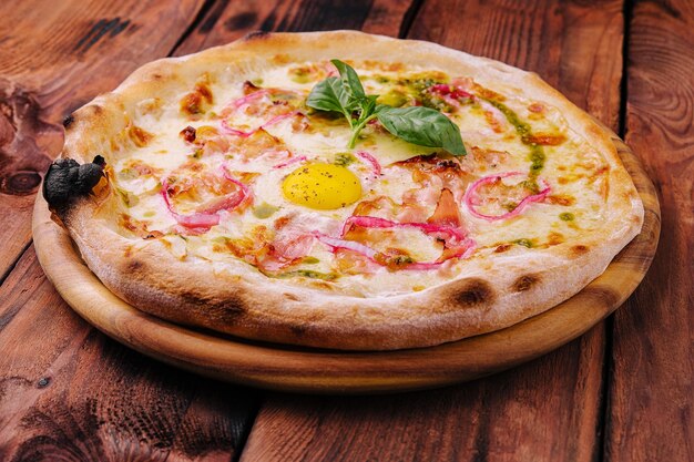 Pizza italiana con yema de huevo y cebolla