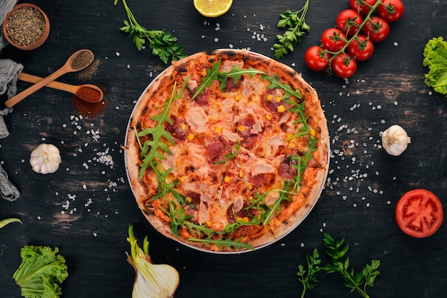 Pizza italienische Küche auf einem hölzernen Hintergrund Platz kopieren