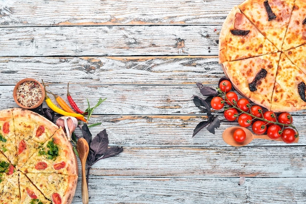 Pizza italienische Küche auf weißem Hintergrund aus Holz Freier Platz für Text Ansicht von oben