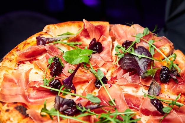 Pizza con jamón y cerezas secas